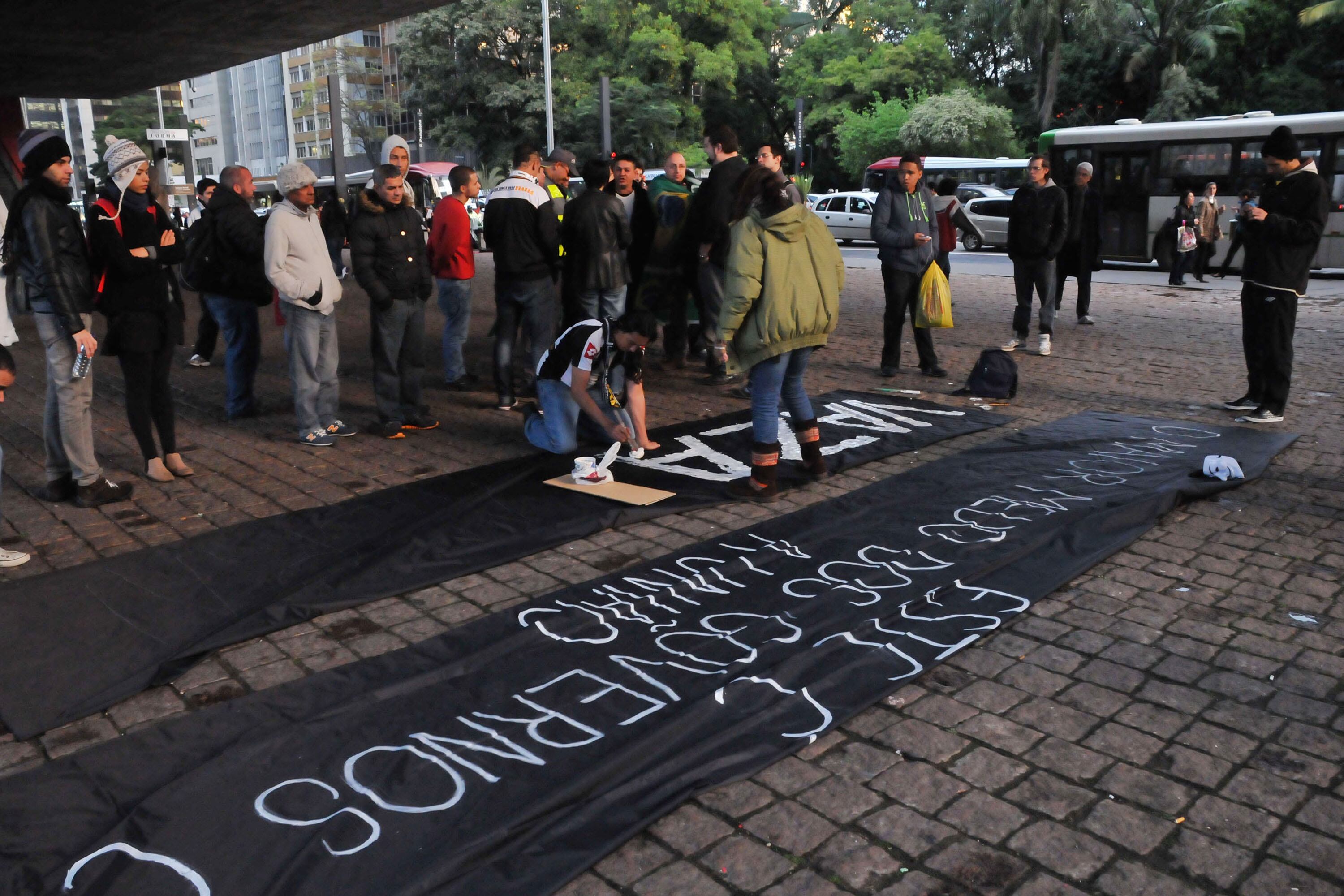 A concentração começou, de forma pacífica, com integrantes do protesto pintando faixas e cartazes, por volta das 17h, no vão do Masp