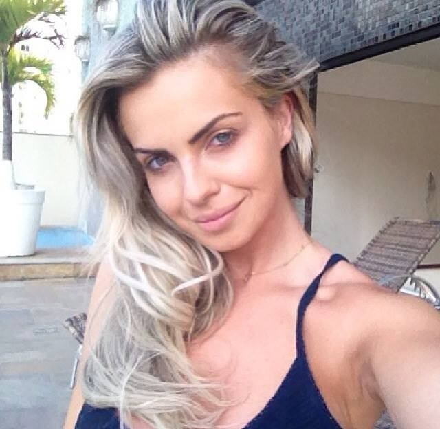 Veridiana já posou duas vezes para a Playboy, mas usou o
dinheiro dos ensaios para comprar seu apartamento, em Balneário Camboriú. Ela
vive entre Santa Catarina, para onde vai todo fim de semana, e o Rio de
Janeiro, onde aluga um apê 