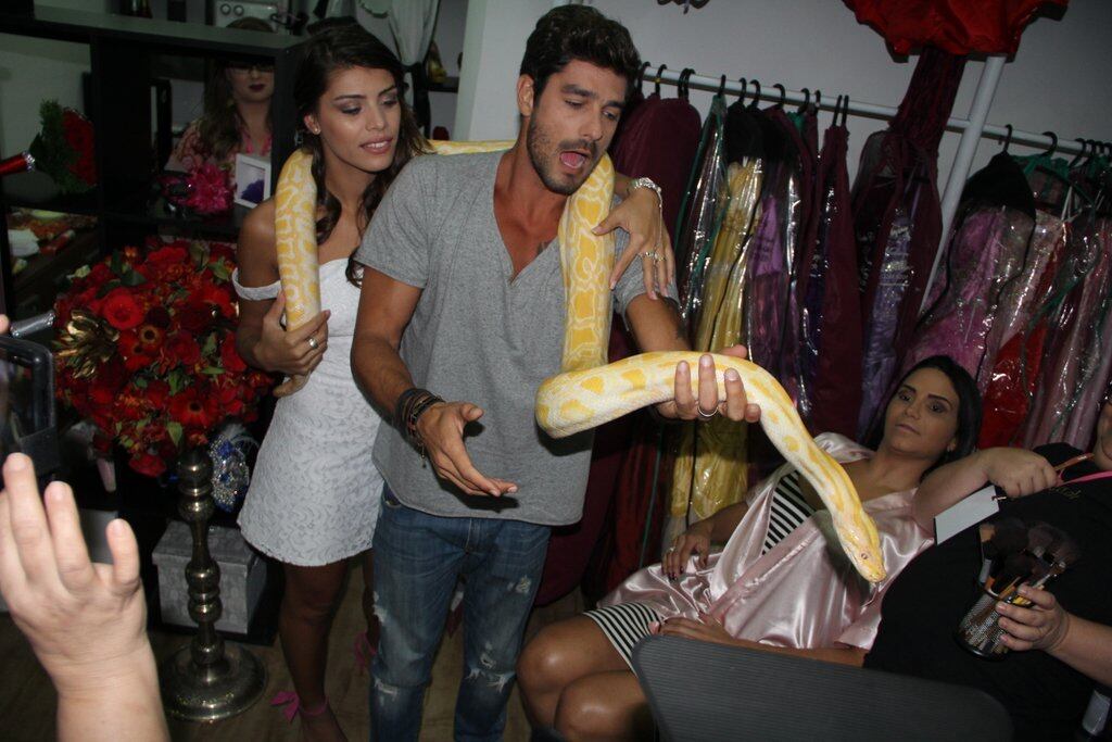 O casal se divertiu com a cobra 