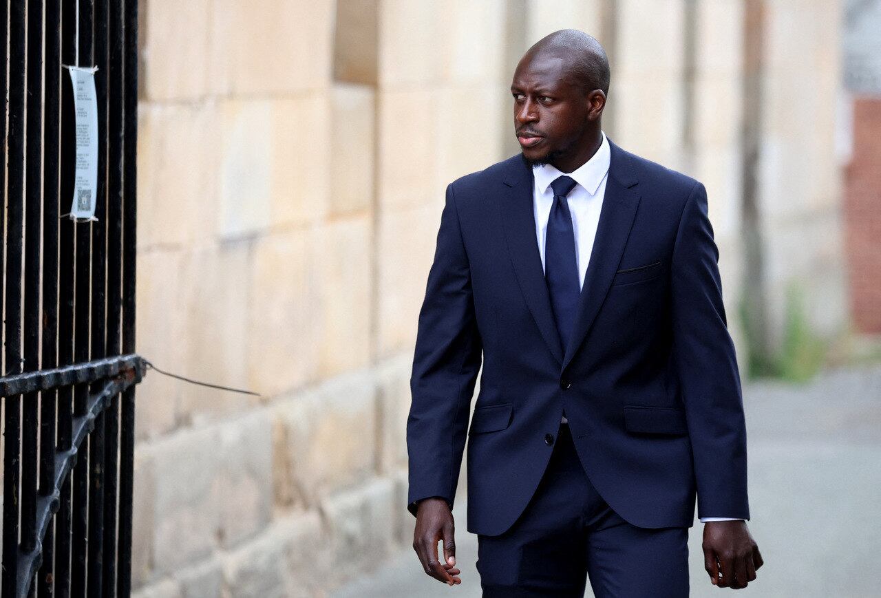 Benjamin Mendy foi inocentado das acusações de estupro e de tentativa de estupro que recebeu na Inglaterra, na época em que defendia o Manchester City. Livre para retornar aos gramados, o lateral-esquerdo assinou com o FC Lorient, da França. Mas, por ter ficado quase dois anos longe do futebol, o jogador perdeu patrocínios e teve o contrato com o clube inglês suspenso, o que o impediu de receber salários.

Para evitar a falência, o francês colocou a mansão em Cheshire, na Inglaterra, avaliada em R$ 31,3 milhões à venda. Veja as fotos: