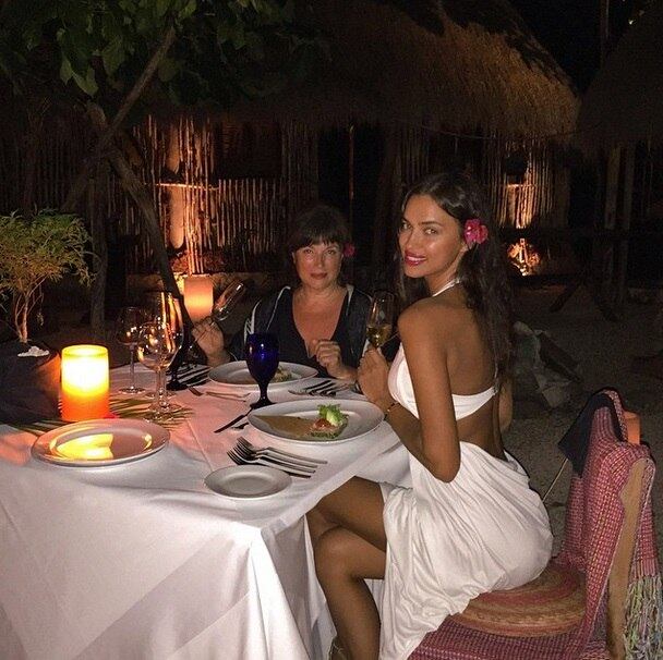 Ex-namorada de Cristiano Ronaldo, Irina Shayk está mais linda do que nunca. Em sua conta no Instagram, a russa, que está curtindo viagem ao México, compartilhou uma imagem em que aparece simplesmente maravilhosa durante um jantar

Veja também: Relembre o ensaio sensual de Cristiano Ronaldo ao lado de Irina Shayk