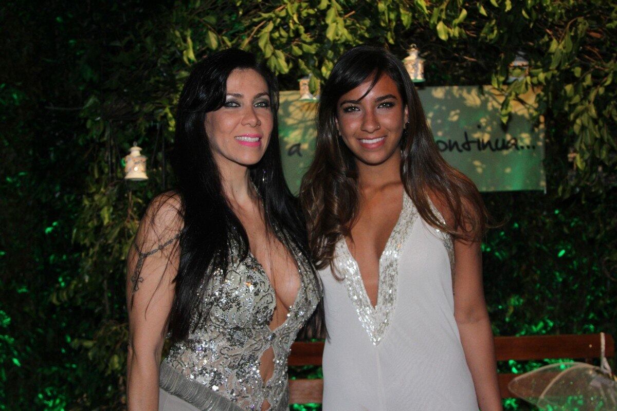 Ex-mulher de Gerson Brenner, Denise Tacto levou a filha, Juliana Tacto, para o jantar beneficente, que teve show de Tiago Abravanel