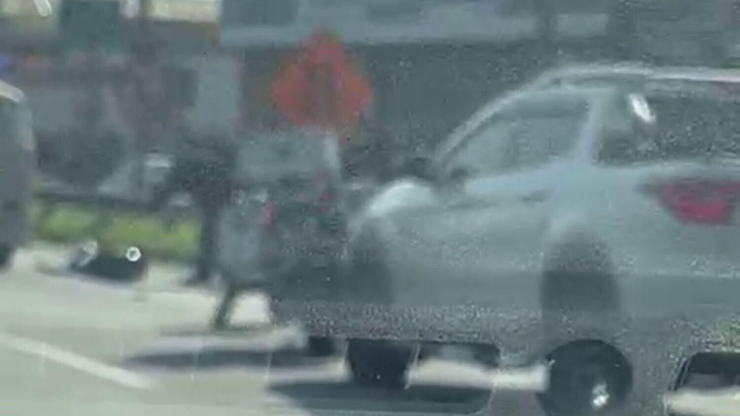 Imagem feita por testemunha mostra PM aposentado atirando em assaltantes na Dutra, na Grande São Paulo