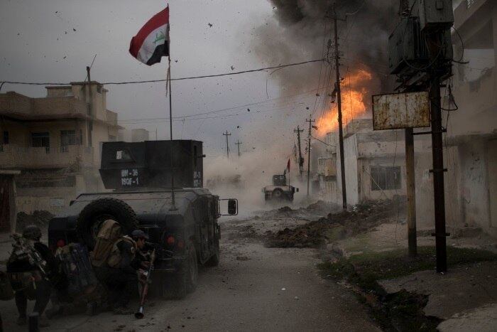 Na cidade de Mosul, a segunda maior do Iraque, cenas de guerra também renderam registros bastante dramáticos. Na foto, um carro-bomba explode durante batalha entre o exército iraquiano e militantes do Estado Islâmico