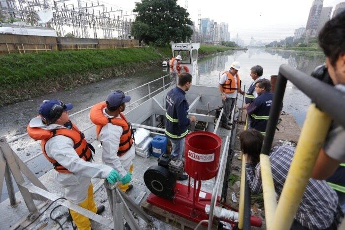 Os moradores das zonas sul e oeste de São Paulo, que nos últimos dias têm sofrido com a proliferação de pernilongos, devem começar a sentir alívio em até dez dias. A previsão é da Prefeitura, que na manhã desta quinta-feira, 12, fez uma ação emergencial para eliminar focos do mosquito no Rio Pinheiros
