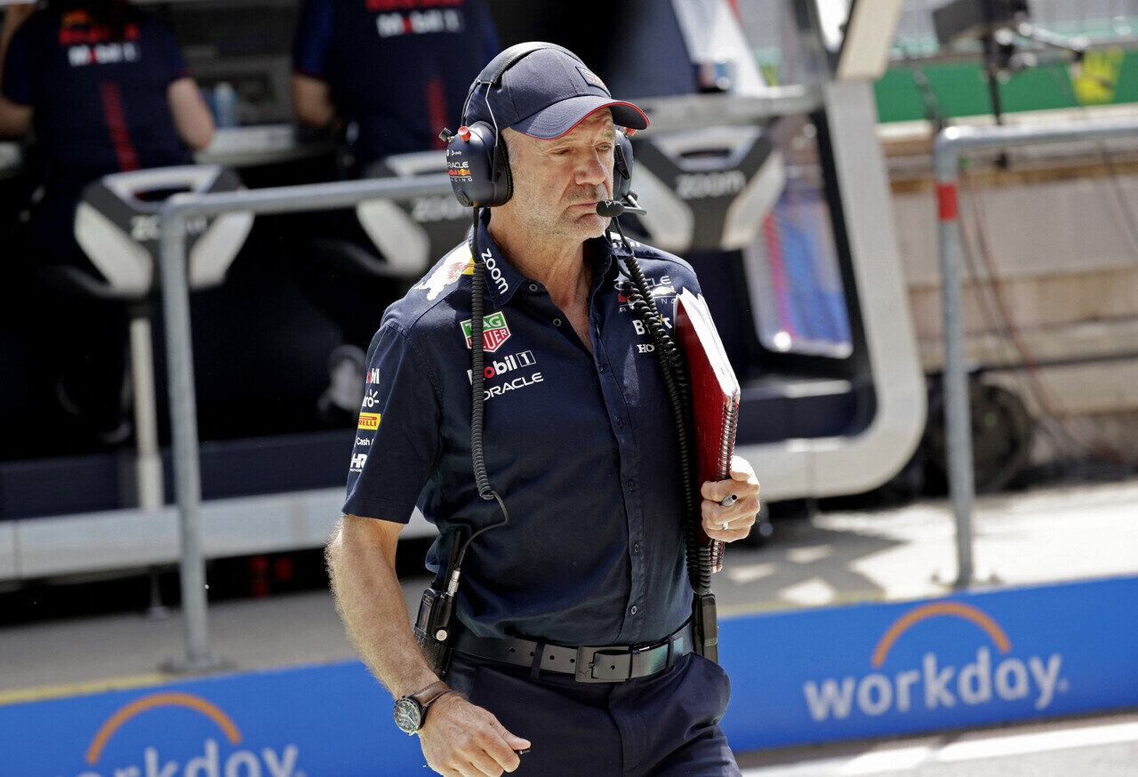 Você pode não saber quem é Adrian Newey, mas sem dúvida já comemorou ou se revoltou muito com o trabalho dele. Aos 64 anos, o engenheiro-projetista da Red Bull é um dos profissionais mais velhos da Fórmula 1 e é o responsável pelo sucesso austríaco nas temporadas de 2021, 2022 e 2023. Antes da RBR, o britânico montou carros campeões na Williams e McLaren. Mas, ele também é o criador do carro de Ayrton Senna em 1994, ano em que o tricampeão morreu. Confira: