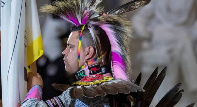 Guarda de origem indígena, do povo Choctaw, durante a cerimônia no Capitólio