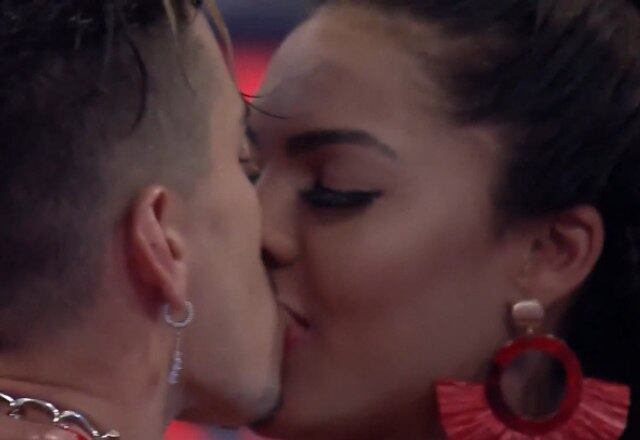 Sorte de Tays! A baiana foi quem conquistou o coração de Biel. O casal protagonizou diversos momentos carinhosos e até as famosas despedidas da baia. Que romântico!