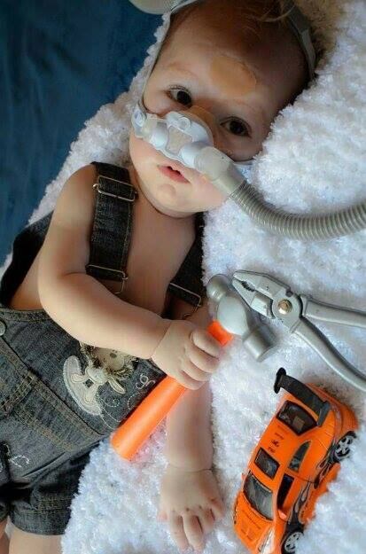 Na conversa, o médico recomendou à família que o
procedimento mais eficaz para tentar conseguir um tratamento para o pequeno
Miguel seria pressionar a farmacêutica para abrir um centro de pesquisas para a
doença no Brasil