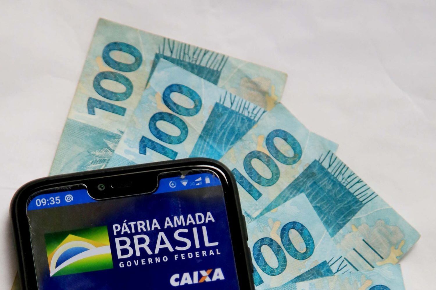 BA - AUXÍLIO-EMERGENCIAL-PAGAMENTO - GERAL - Pessoa acessando aplicativo do Auxilio Emergencial do Governo Federal do Brasil em Salvador (BA), nesta quarta-feira (20). O pagamento da segunda parcela do auxílio, já está sendo paga pela Caixa Econômica Federal. 20/05/2020 - Foto: JOá SOUZA/FUTURA PRESS/FUTURA PRESS/ESTADÃO CONTEÚDO