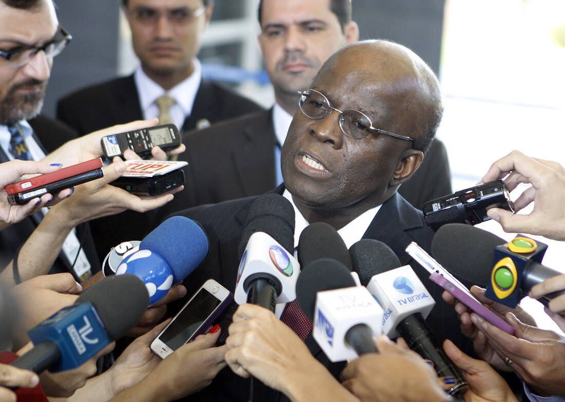 Ministro Joaquim Barbosa tira fotos com jornalistas após sessão extraordinária do STF; ministro se despede hoje do Supremo, selfie