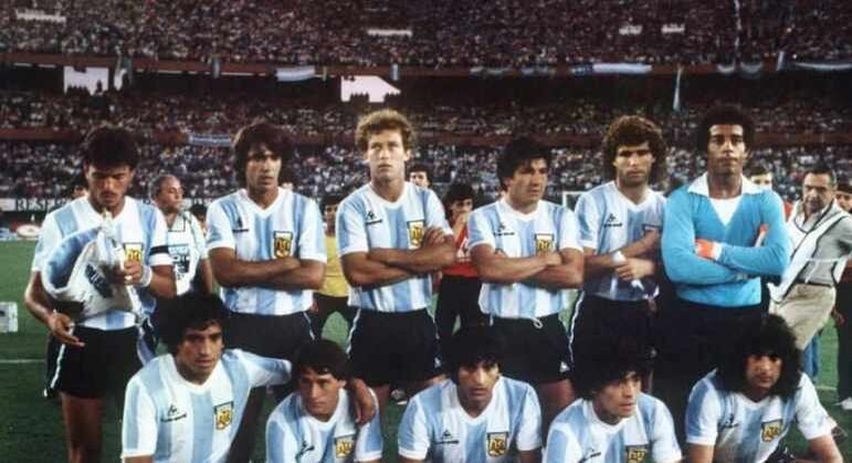 Argentina 0 x 1 Bélgica — 1982 — Campeã mundial de 78, a Argentina fazia o jogo de abertura contra a Bélgica. Reforçada por Maradona, a equipe sul-americana acabou derrotada por 1 a 0 pelos belgas