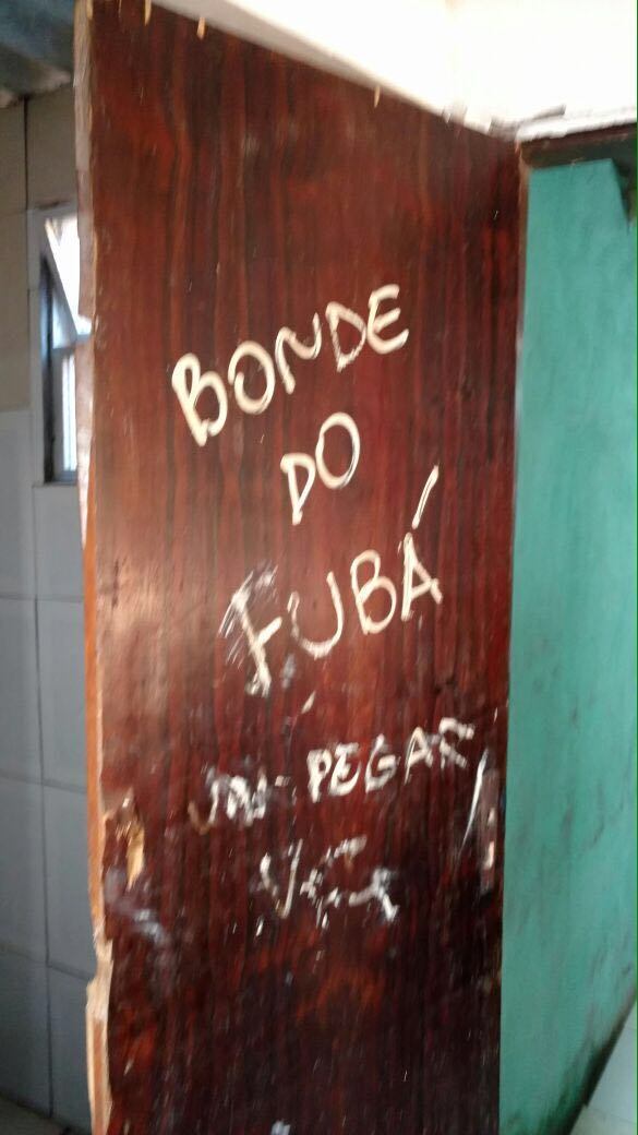 Os policiais apreenderam roupas e material usado na endolação de drogas