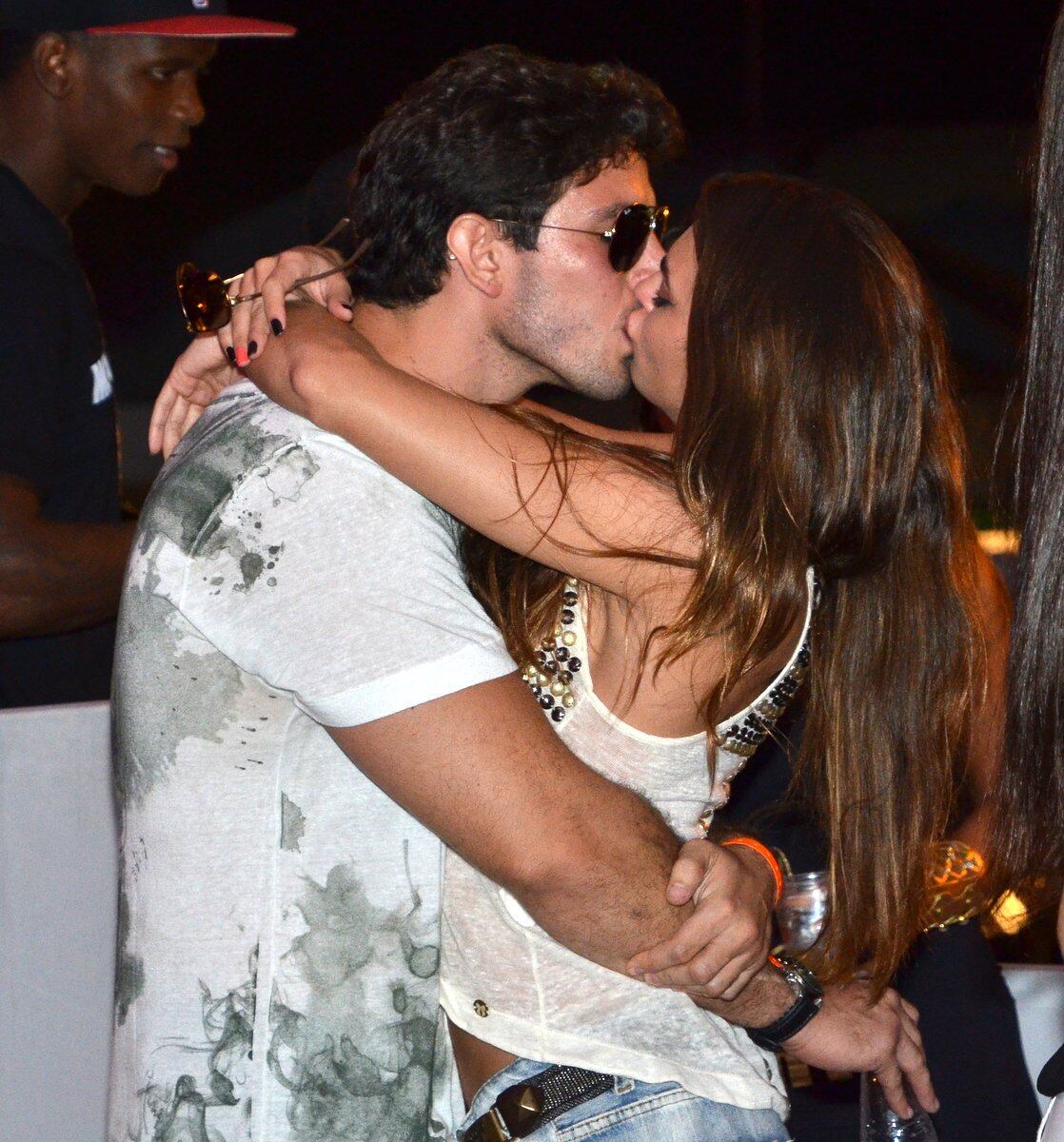 Renata ainda foi flagrada aos beijos com o namorado. E mais: Nicole Bahls é vítima de mão boba em lançamento de livro

