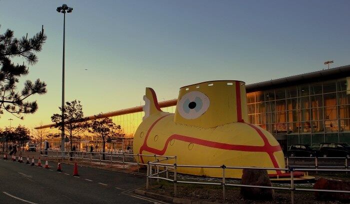 Não é de se surpreender que na saída do Aeroporto John
Lennon, de Liverpool, no Reino Unido, os viajantes se deparem com uma incrível
escultura de um submarino amarelo. A obra em homenagem a uma das canções mais
famosas dos Beatles foi projetada por uma legítima empresa britânica de
construção naval — e até inclui peças utilizadas em submarinos de verdade em
sua composição 