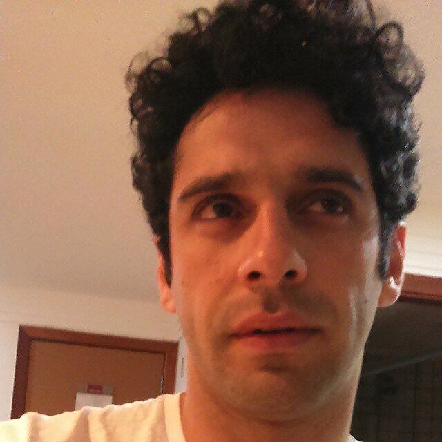 Em 2012, atuou nas peças Jamais Seremos tão
Jovens e Guarde um Beijo Meu