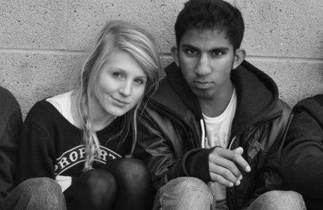 Suposta página de Junal Barboza, filho de Jacintha, na Internet, mostra o jovem ao lado de uma colega