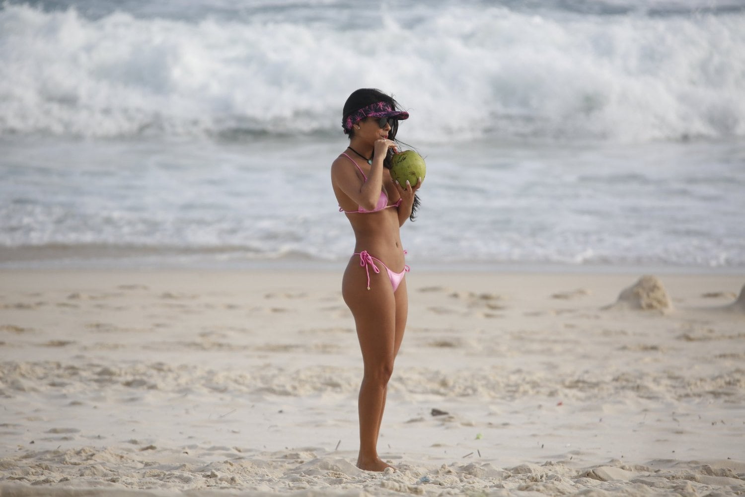 Munik mostra suas novas próteses de silicone em dia de praia no Rio