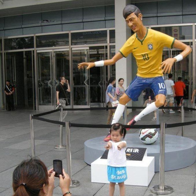 Estátua de jogador do Brasil na entrada de um estádio de Pequim