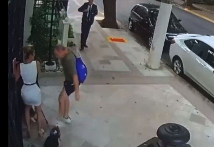 A irmã do ministro Cristiano Zanin, do STF (Supremo Tribunal Federal), foi agredida enquanto voltava de um passeio com dois cachorros, na segunda-feira (16), em Perdizes, zona oeste de São Paulo. Câmeras de monitoramento registraram a agressão. Segundo o boletim de ocorrência registrado sobre o caso, ao qual o R7 teve acesso, a advogada Caroline Zanin Martins, de 43 anos, entrava no condomínio onde mora quando um homem se aproximou e disse: "Vou chutar você e seus cachorros"