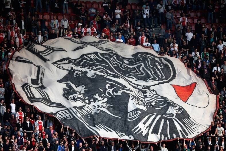 O Campeonato Holandês é outra competição que vem crescendo e
ganhando mais espaço no cenário europeu. No entanto, o seu campeão praticamente
não muda. Mais uma vez a conquista ficou por conta do Ajax. Faltando uma rodada
para o término do campeonato, o time mais popular do território holandês soma
quatro pontos de frente ao Feyenoord, que assim como o Sporting, também retorna
a Liga dos Campeões em sua próxima edição