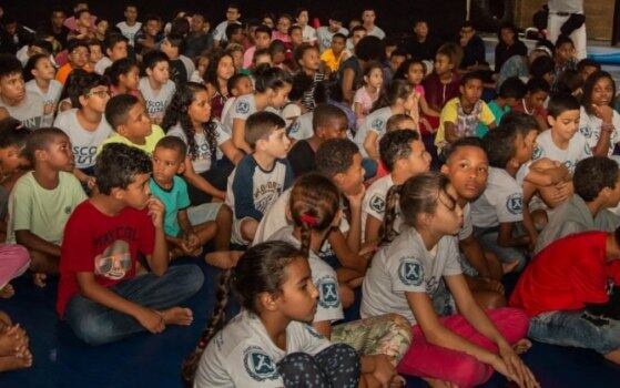 Crianças acompanham a inauguração da Escola de Lutas José Aldo, no Morro Azul
