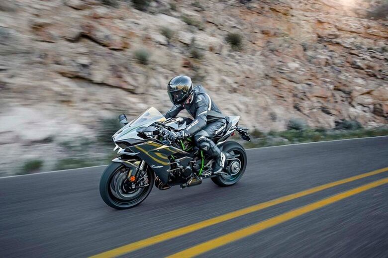 Kawasaki H2 — conseguindo ser mais futurista do que a conterrânea Yamaha R1, o modelo foi apresentado no Salão de Milão de 2014. A superesportiva virá 200 cv e 238 quilos. Há ainda a versão H2R, que ultrapassa o limite da esportividade com seus 310 cv — incrível relação peso/potência