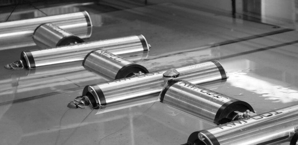 O gerador Renewable Wave Power já levou o prêmio na rodada britânica do concurso James Dyson. A ferramenta usa pistões interligados para colher energia das marés com o objetivo de resolver o problema que esse tipo de gerador tem de apenas funcionar quando a água viaja em uma direção