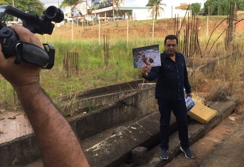 Imagens que emocionaram o Brasil! Uma mãe que, mesmo sem saber nadar, mergulhou em um tanque cheio de água para salvar a vida do filho.
Após 11 anos, como vivem os protagonistas dessa história?