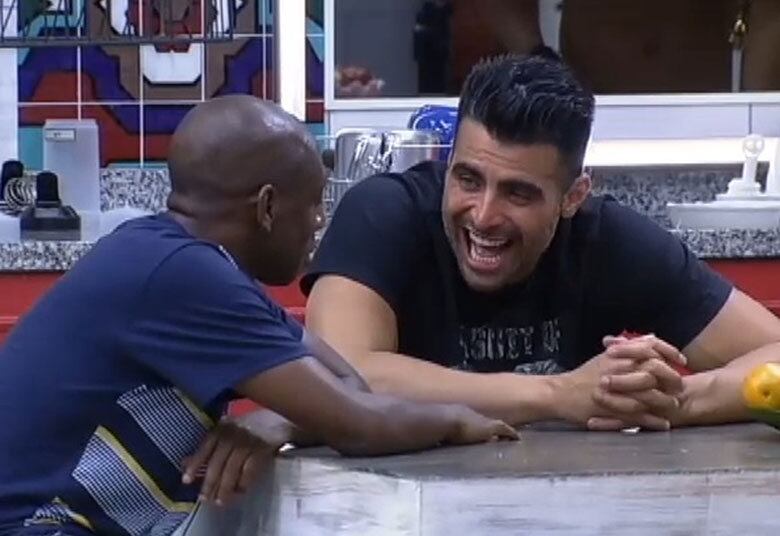 Próximo de Amaral, João Paulo caiu na gargalhada ao ouvir do amigo que ele tem dificuldade em soletrar  

+ "Meu silêncio é uma poesia, eu calada sou uma poeta" filosofa Mara Maravilha
+ Douglas Sampaio trolla JP na cozinha da sede
+ Equipe Machado discute estratégias de jogo e Marcelo Bimbi acha que já está na mira da Roça
+ Assista às íntegras dos programas da Rede Record no R7 Play. Assine! 
