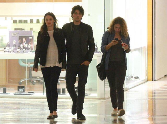Chay Suede e Laura Neiva passeiam em shopping carioca nesta segunda-feira (17)