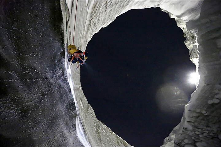 Esta pressão aumenta até que finalmente rompe a superfície da Terra