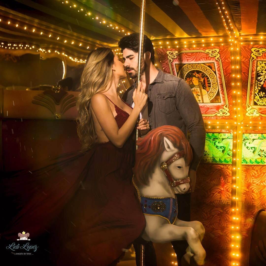 É possível ver um carrossel nas fotos 