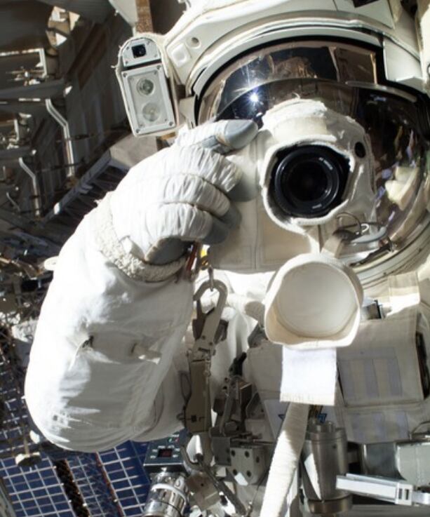 O astronauta norte-americano Chris Cassidy, no espaço, não resistiu a um selfie no espelho