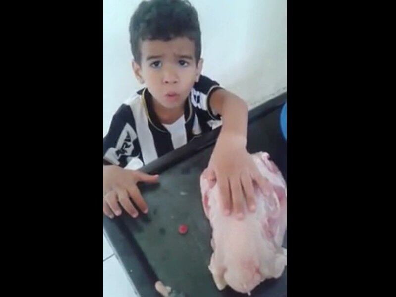 Vitor se apoia na pia para impedir que a mãe desosse o animal