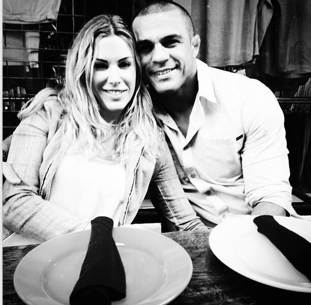 Lutador também ama! O brasileiro Vitor Belfort postou uma foto na sua conta do Instagram fazendo uma declaração de amor para a mulher Joana Prado...