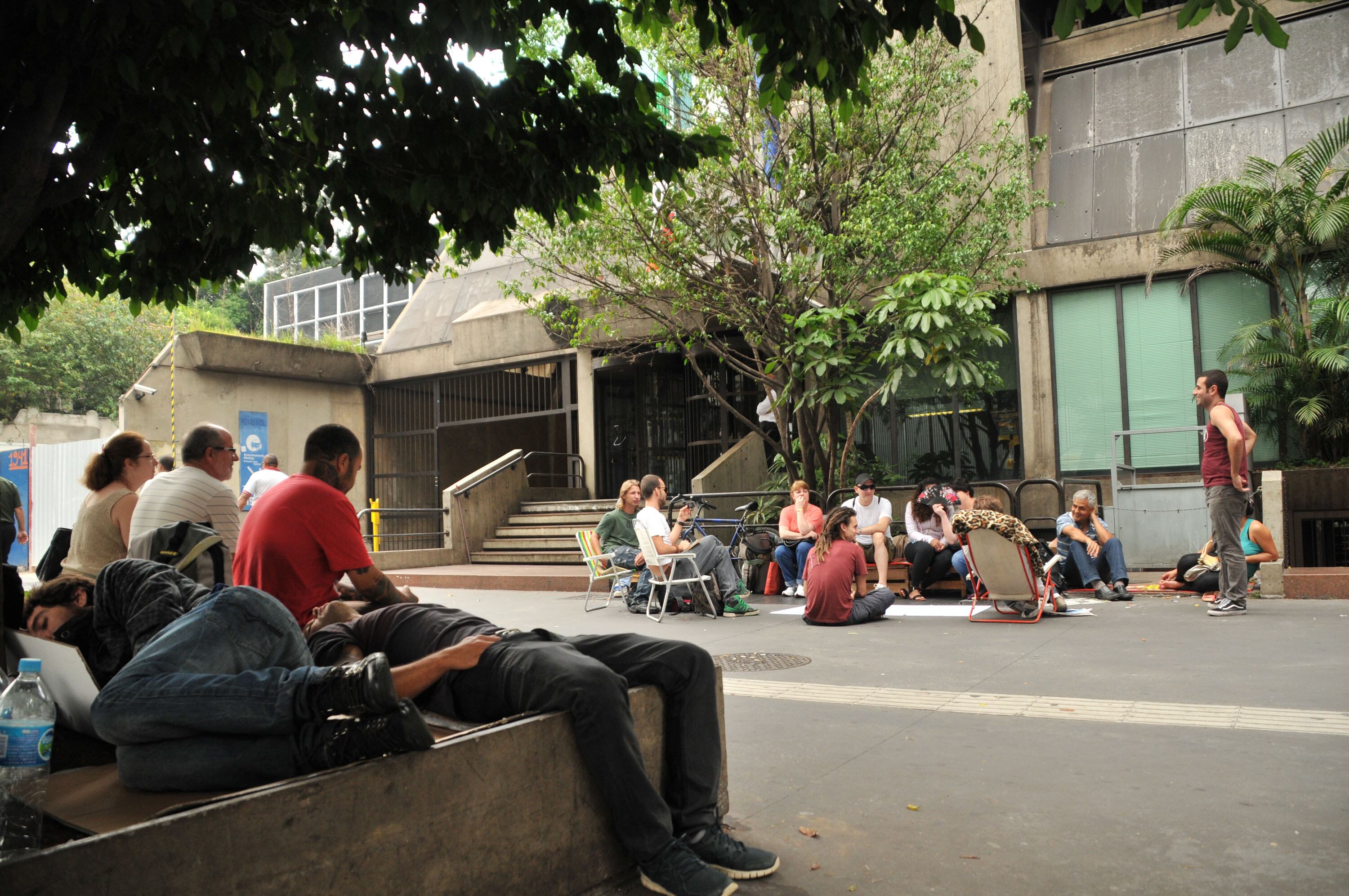 Descendentes de italianos acampam em frente ao consulado em busca de atendimento