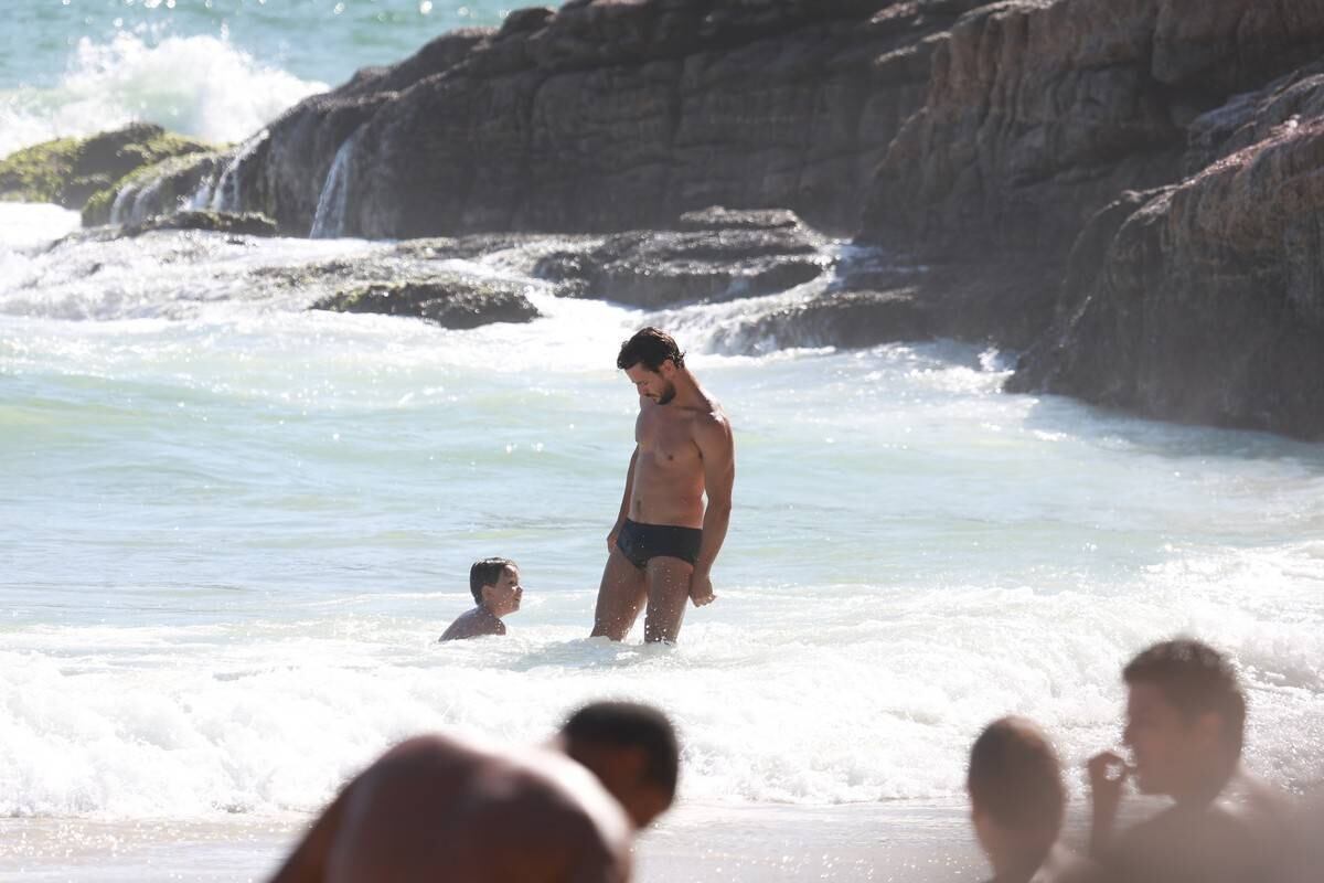 Sophie Charlotte e Daniel de Oliveira se divertem em praia com a família