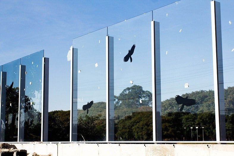 Muro de vidro da USP amanhece quebrado novamente