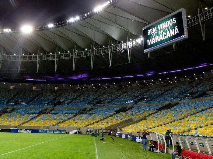 

Mas na noite do mesmo dia, a Justiça do Rio revogou a
liminar que suspendia o amistoso. O governo do Estado informou que todos os
requisitos de segurança para o evento foram cumpridos, mas que, por uma "falha
burocrática", um dos laudos não havia sido entregue

