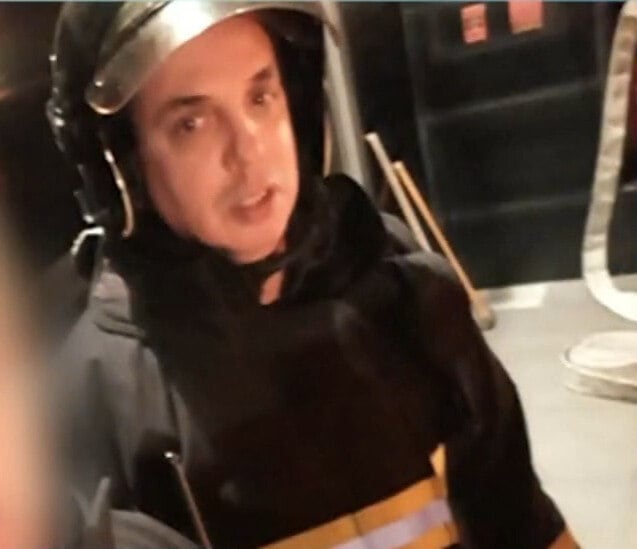 Um bombeiro morreu após ser empurrado nos trilhos e ser atropelado na estação da Sé, na linha 1-Azul do Metrô, região central de São Paulo, na tarde de sexta-feira (13). Adilson Ferreira, de 52 anos, estava a caminho de um evento no qual trabalharia, de acordo com a repórter Lorena Coutinho. Enquanto o homem esperava o trem, na plataforma no sentido Tucuruvi, um rapaz empurrou o brigadista para os trilhos, e ele foi atropelado