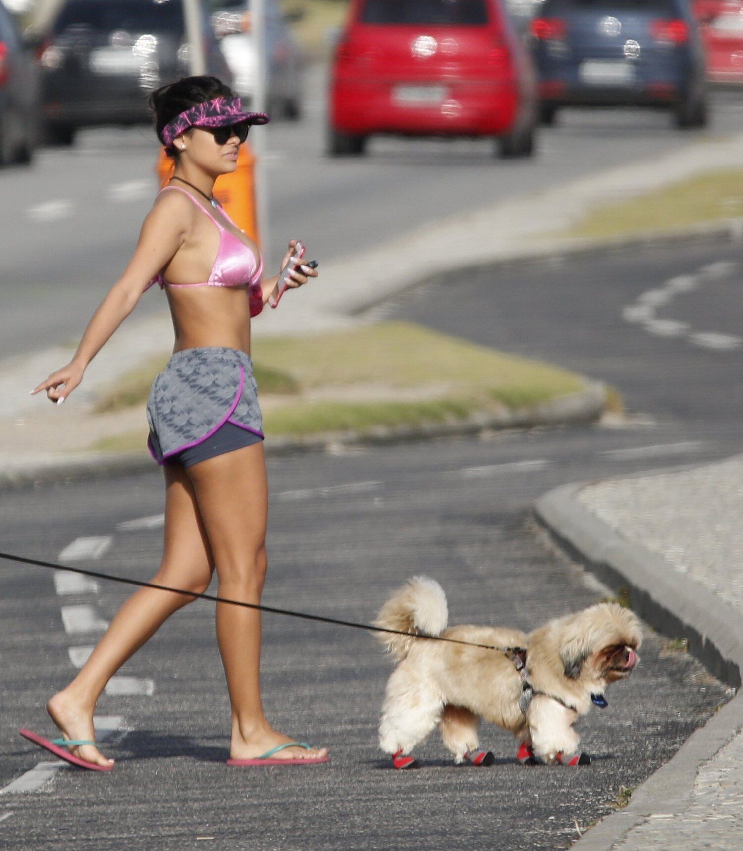 Munik mostra suas novas próteses de silicone em dia de praia no Rio
