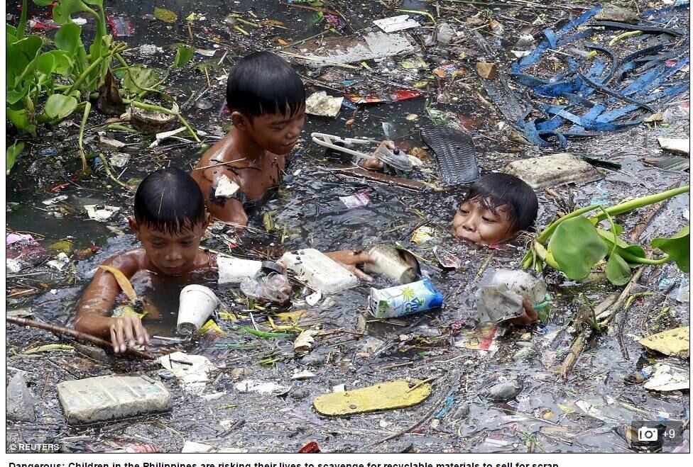 Estas crianças são apenas algumas entre milhares de jovens das Filipinas que arriscam suas vidas em rios poluídos, à procura de objetos e materiais que possam ser trocados por dinheiro. As informações são do Daily Mail