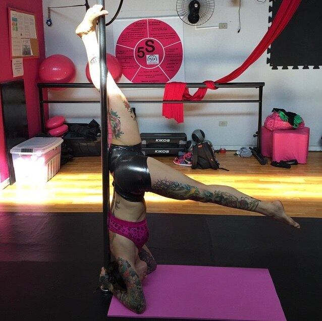 Ela também pratica o pole dance para queimar as calorias