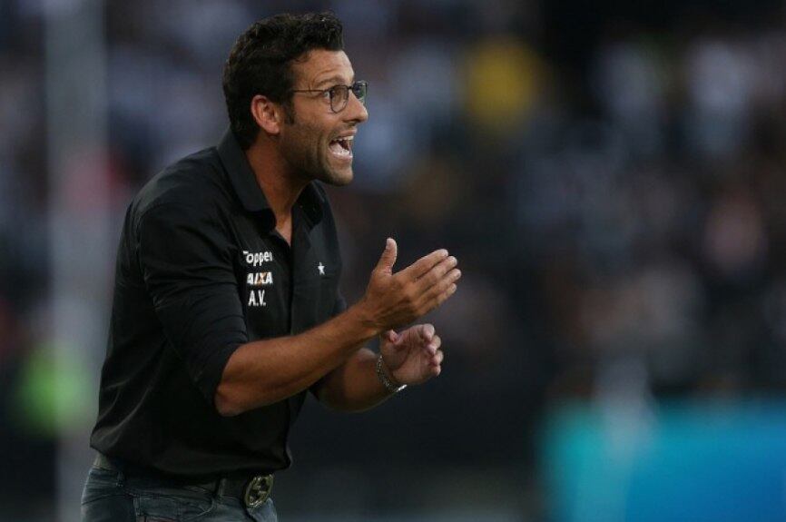 O técnico Alberto Valentim aceitou proposta do Al-Shabab, da Arábia Saudita, e interrompeu o trabalho que vinha fazendo no Botafogo. Sua passagem no Glorioso durou pouco mais