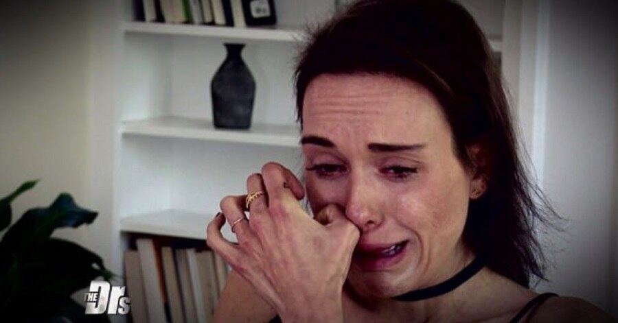 Foi então, que começou a fazer dietas e, com o passar do tempo, sua família começou a se preocupar com a magreza.
Então, aos 17 anos, a família internou a jovem em um hospital pela primeira vez