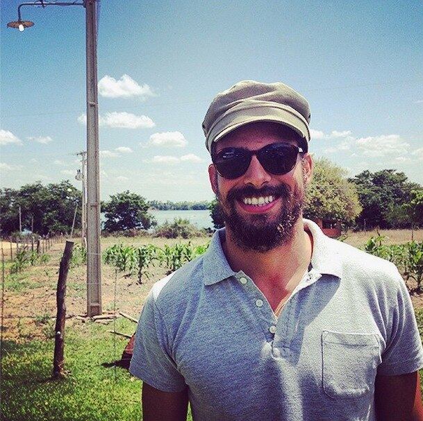 Cauã Reymond também tem feito o mesmo. Ele está no elenco do filme Língua Seca, de Homero Olivetto, e tem publicado fotos dos bastidores das filmagens