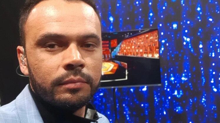 Potência de tenor sem nunca fazer aula de canto

O gesseiro Raphael Viana, de 37 anos, tem no pai seu maior incentivador. Na Copa de 1994, ele ganhou um disco de ópera, quando percebeu que sua voz tinha a potência de tenor. O candidato nunca fez aula de canto e se esforçou para tentar aprender tudo o que sabe. Quando mais novo foi calouro de um programa de TV