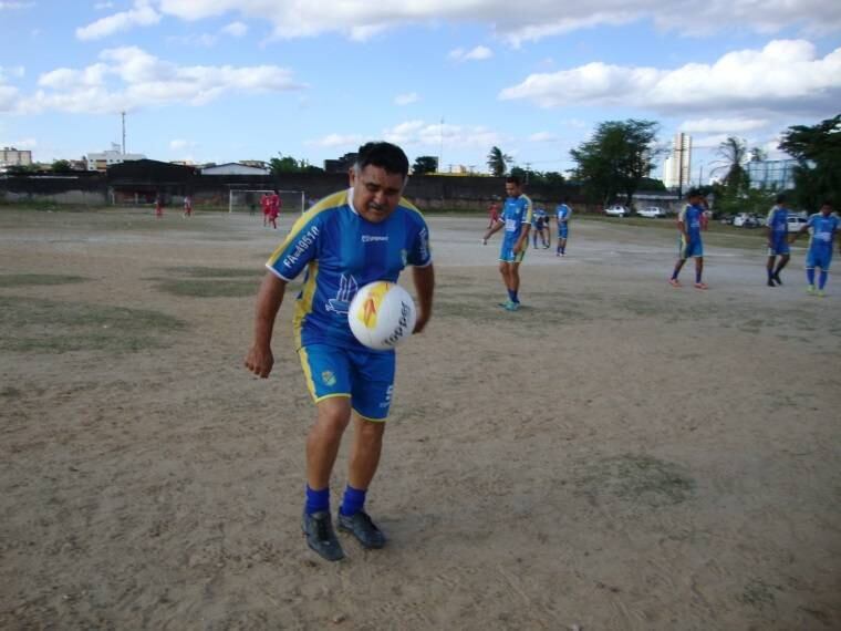 A história da equipe é cheia de acessos
e descensos. Depois de quatro anos afastada, por causa de uma dívida com a
Federação Paraibana de Futebol, já quitada, a Perilima, conhecida como "Águia de Campina
Grande", irá jogar a Segunda Divisão do Estadual novamente neste ano. Com Pedro Lima já escalado. Ele é
proprietário de uma fábrica de bolachas de rapadura. Mas deixou o negócio na
mão dos filhos para se dedicar ao futebol. "Quero só viver disso um dia. O
futebol é minha vida".