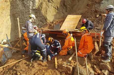 Bombeiros auxiliam vítima soterrada
